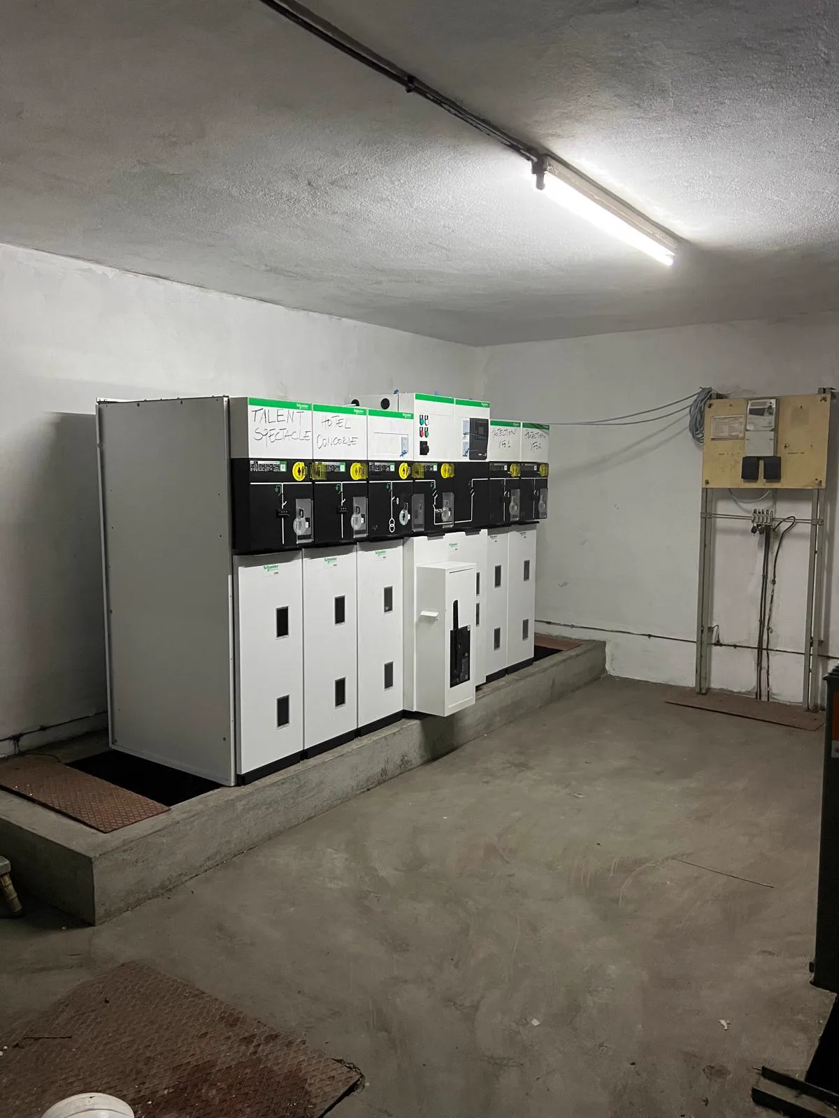 Cellules électriques installées à la gare de Douala au Cameroun