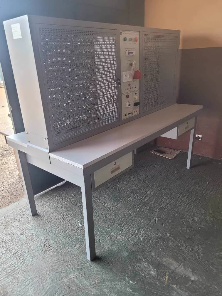 Établi pédagogique de câblage électrique livré