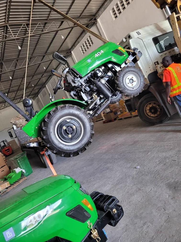 Mini-tracteurs préparés dans un entrepôt avant livraison