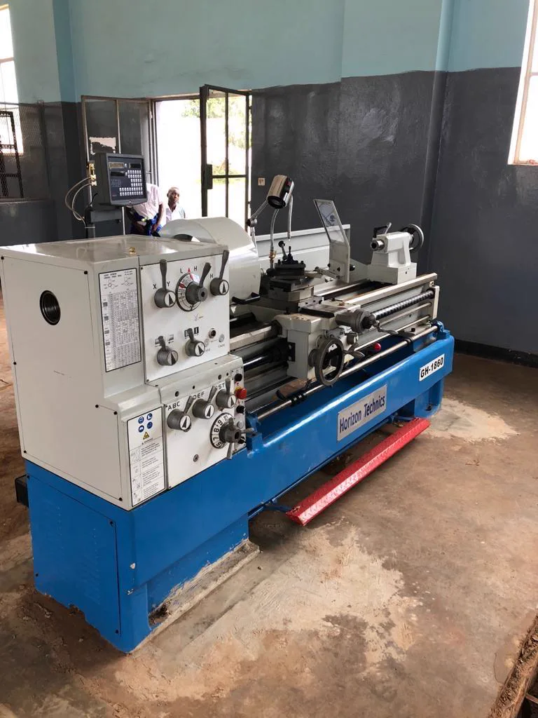 Tour conventionnel livré au lycée technique de Buéa au Cameroun